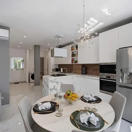 Luxury Vanecia's Place Apartment